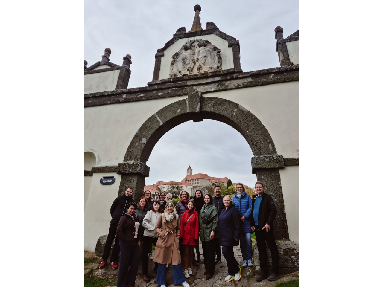 Gruppenfoto beim Pyramidentor am Riegersburger Burgweg mit Riegersburg im Hintergrund