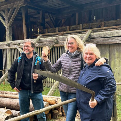 Museumsrallye: Geschafft! Wir haben mit der Zugsäge soeben ein Stück Holz abgeschnitten. | © Young Styria | Ina Mandl-Majcen