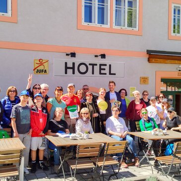 Gruppenfoto Teilnehmer:innen Studienreise auf der Terrasse des JUFA Hotel Murau | © Young Styria