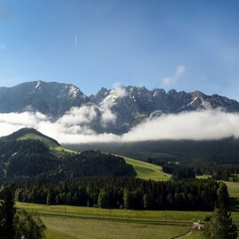 Blick zum Grimming, im Vordergrund der Kulm mit seiner Naturflugschanze | © TVB Ausseerland-Salzkammergut_Jacqueline Korber
