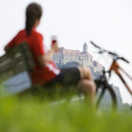 Radeln mit Genuss und Blick auf die Riegersburg. | © Thermen- & Vulkanland