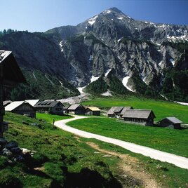Ursprungalm chalets at the foot of Steirische Kalkspitze summit | © Tourismusverband Schladming - Herbert Raffalt