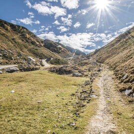 View towards Preuneggsattel mountain saddle, the historic Roman trail on the right | © Gerhard Pilz - www.gpic.at