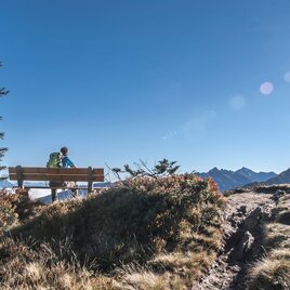 Pausing on a bench on the way to Rossfeld | © Tourismusverband Schladming