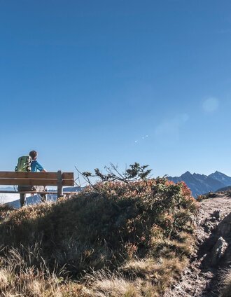 Pausing on a bench on the way to Rossfeld | Astrid Meissnitzer | © Tourismusverband Schladming