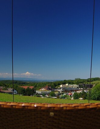 Schwebeliege am Lautenberg mit Blick auf die Therme | Jörg Liemandt. www.liemandt.net | © Thermen- & Vulkanland