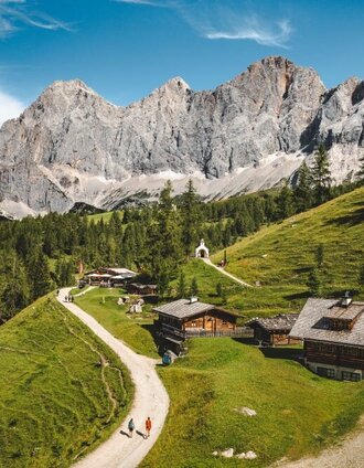 Alpine settlement in front of a mountain massif | Mathäus Gartner | © Mathäus Gartner
