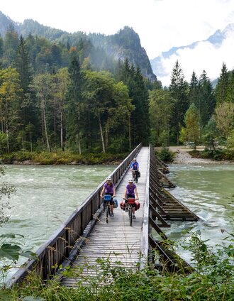 Auf der Ennsbrücke im Nationalpark Gesäuse | Thorsten Brönner | © Steiermark Tourismus