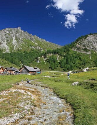Ursprungalm chalets in Preuneggtal valley, Kampspitze in the background | Herbert Raffalt | © Tourismusverband Schladming - Herbert Raffalt