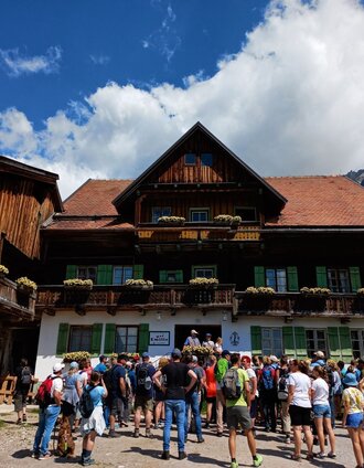 Wandergruppe am Berghaus | TVB Schladming-Dachstein | © TVB Schladming-Dachstein