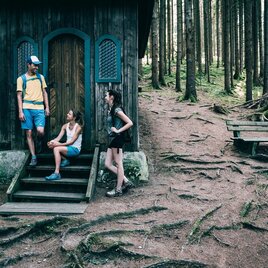 Wanderer an der Kapelle Heiligenbrunn | © Erlebnisregion Schladming-Dachstein