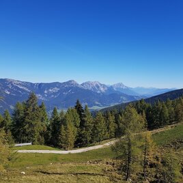 Blick ins Ennstal vom Wanderweg #50 auf die Planai | © Gerhard Pilz