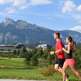 Sommersbergseestraße mit Loser und Narzissen Vital Resort | © Ausseerland