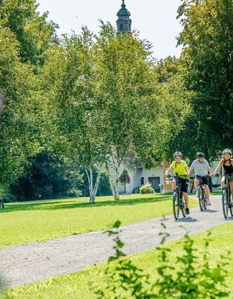 Familie beim Radfahren durch Bad Waltersdorf | Mias Photoart | © Thermen- & Vulkanland
