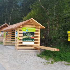 Info point Hopfriesen in Obertal valley with bench, information boards and trail signage | © Gerhard Pilz