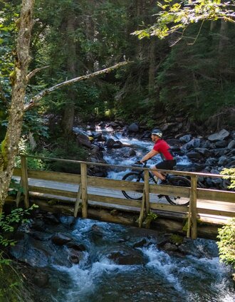 Mountain bikers on a wooden bridge | Markus Schrempf