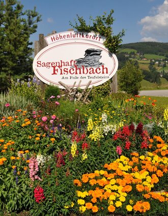 Ortstafel Fischbach mit Blumen_Oststeiermark | © Tourismus Fischbach