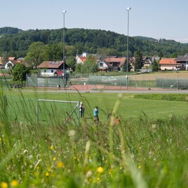Sportplatz Krusdorf, der Startpunkt des Berglerwegs | © Thermen- & Vulkanland