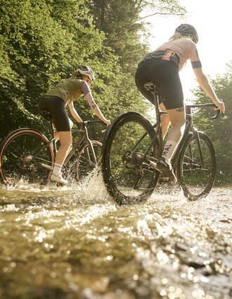 Radfahrer im Wildbach_Miesenbach_Oststeiermark | Markus Lang | © Markus Lang-Fotografie