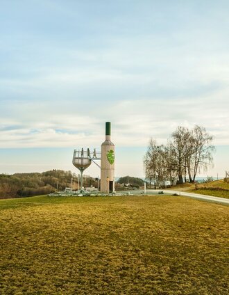 Begehbare Weinflasche am Wein-Erlebnis-Weg | Michael Königshofer | © Thermen- & Vulkanland