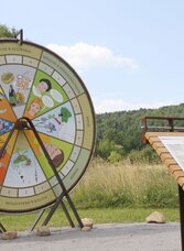 Das Bad Blumauer Lebensrad; Natur- und Kulturerlebnisweg "Zukunft spazierendenken" | © Kurkommission Bad Blumau | OIKOS | © Kurkommission Bad Blumau