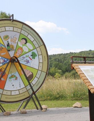 Das Bad Blumauer Lebensrad; Natur- und Kulturerlebnisweg "Zukunft spazierendenken" | OIKOS | © Kurkommission Bad Blumau