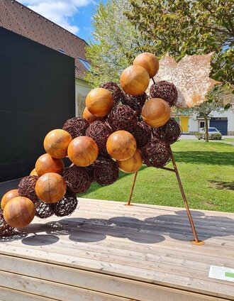 Holz-Weintraube (Jugend-Kunst-Objekt ) im Ortszentrum Bad Loipersdorf | Johann Gollowitsch | © Gemeinde Bad Loipersdorf