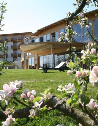 RETTER Bio-Natur-Resort, Aussenansicht mit Frühlingsblüte | RETTER Bio-Natur-Resort | © Oststeiermark Tourismus