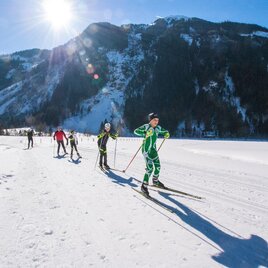 Cross country skiers on Tetter Moor skating run | © Gerhard Pilz