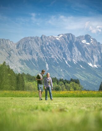 Wandern vor Bergpanorama | Christoph Huber | © Tourismusverband Schladming-Dachstein