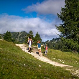 Familie am Wanderweg Tauplitzalm | © Ausseerland