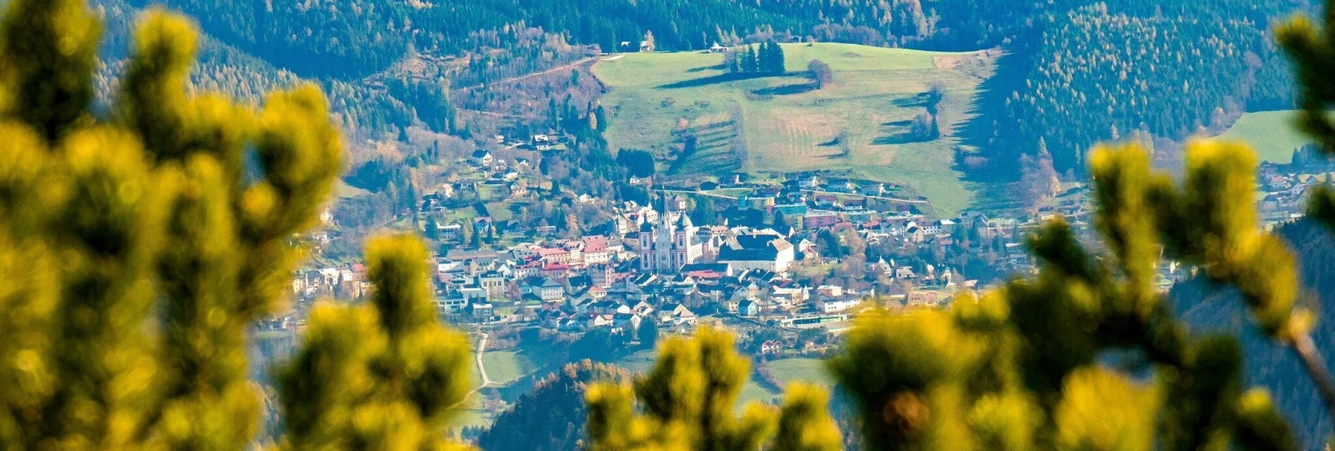 Ausblick vom Vorderen Zeller Hut auf Mariazell | © Hochsteiermark