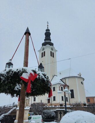 Wintery main square_St. Ruprecht an der Raab_Eastern Styria | Nina Ressel | © Oststeiermark Tourismus