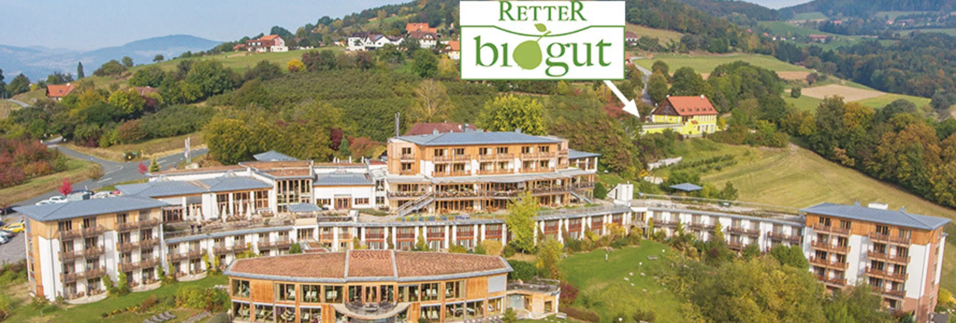 RETTER Bio-Natur-Resort mit RETTER BioGut und Wallfahrtskirche Pöllauberg im Hintergrund | © Tourismusverband Naturpark Pöllauer Tal