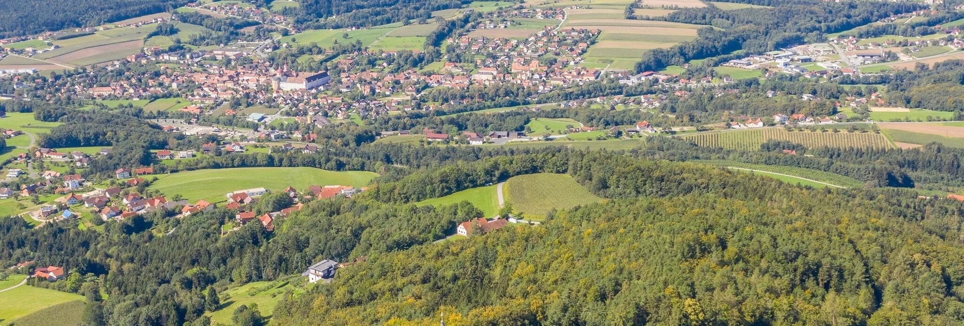 Landschaft: Wallfahrtskirche Pöllauberg und Blick ins Tal | © Tourismusverband Naturpark Pöllauer Tal