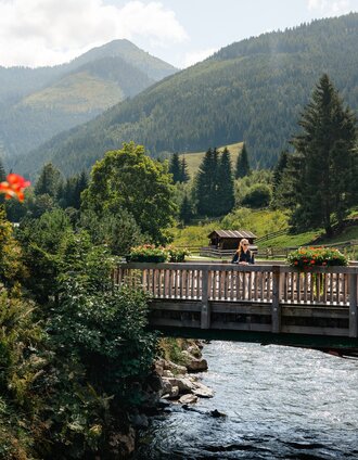 Wooden bridge over a mountain stream | Christoph Lukas | © Christoph Lukas