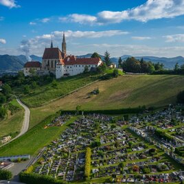 Wallfahrtskirche Maria Straßengel mit Friedhof | © Tourismusregion OberGraz