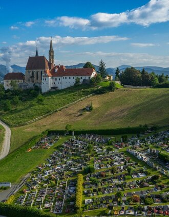 Wallfahrtskirche Maria Straßengel mit Friedhof | © Tourismusregion OberGraz