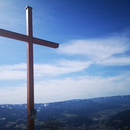 Das Gipfelkreuz auf der Großen Scheibe mit herrlichem Blick auf das Mürztal. | © TV Hochsteiermark