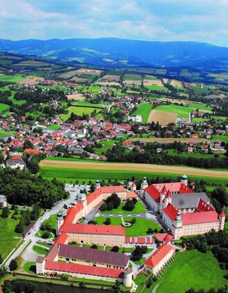 Luftbild von Markt Vorau und Gemeinden mit Stift Vorau_Vorau_Oststeiermark | Reinhold Ogris | © Verein der Vorauer Wirtschaft