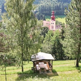 Rast- und Aussichtplatz mit Blick auf die Kirche in Oberzeiring | © Weges OG