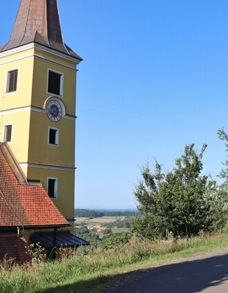 Wanderstart bei der Kapfensteiner Kirche | WEGES OG | © Thermen- & Vulkanland