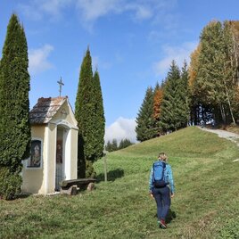 Wir wandern bei einem Marterl vorbei | © Thermen- & Vulkanland
