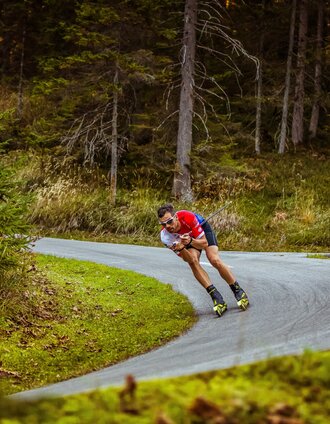 Rollskifahrer auf Asphaltstrecke | Dominik Steiner | © Erlebnisregion Schladming-Dachstein