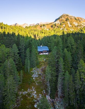 Rudolf-Schober-Hütte in the forest | Michael Kuschei | © Erlebnisregion Schladming-Dachstein