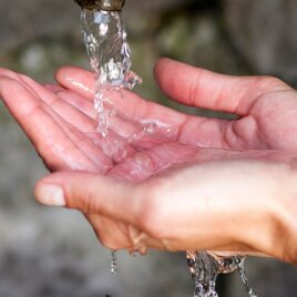 Frisches Quellwasser am Wanderweg wasser HÖREN | © Region Graz