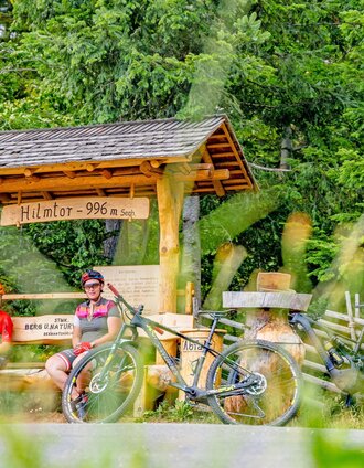 Radfahrer beim Hilmtor in der Gemeinde Dechantskirchen in der Oststeiermark | Flotoanker | © Oststeiermark Tourismus