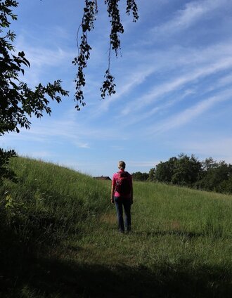 Hiking along lush meadows_Stubenberg _Eastern Styria | WEGES | © Oststeiermark Tourismus