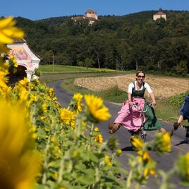 Rad fahren entlang blühender Gärten | © Oststeiermark Tourismus