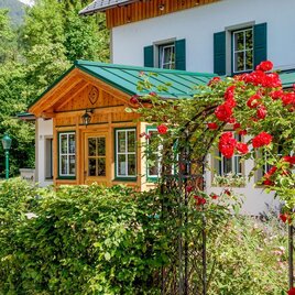 Pension Waldruhe, Grundlsee, Eingang mit Rosen | © Sandro Kumric
